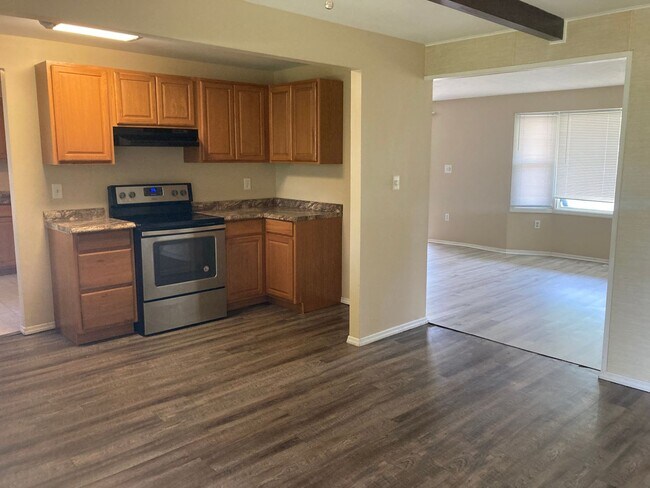 Building Photo - Must See! Large 3 Bedroom, 2 Bath Ranch Ho...