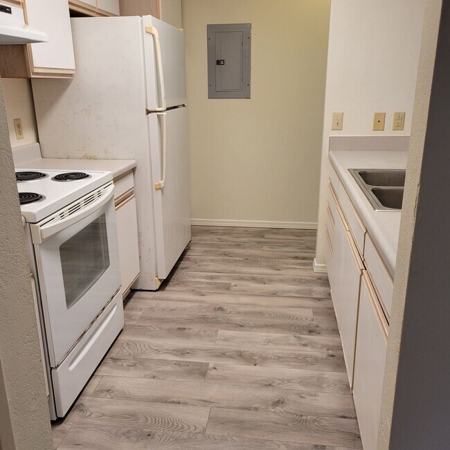 Building Photo - Northpointe Townhouse - 2 bedrooms, 2 baths, 2 parkings