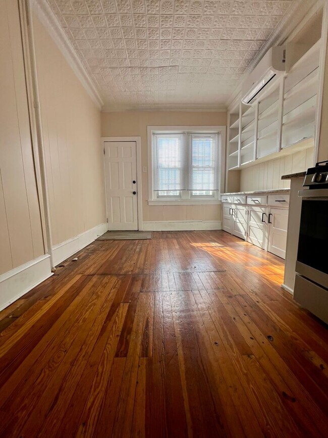 Building Photo - Gorgeous 2-Bedroom Apartment on Main Street! Available NOW!