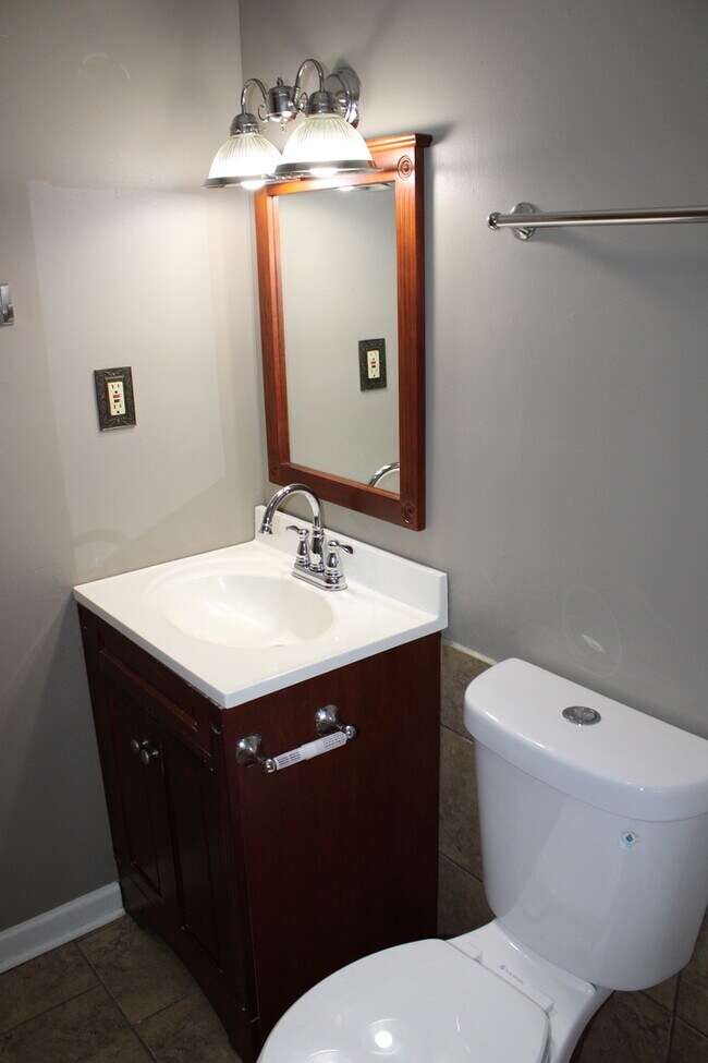 Building Photo - Move in Special - 3bed 2 bath in KCK off T...