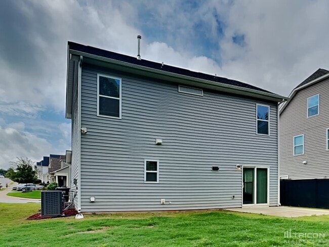 Building Photo - 653 Lakemont Dr