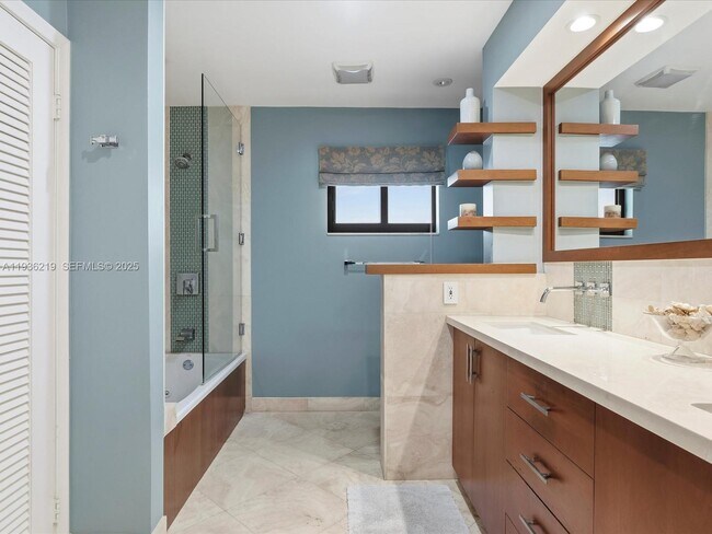 Building Photo - 21151 NE 22nd Ct