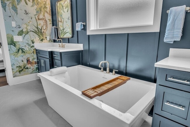 Building Photo - 5045 Kathryn Ave