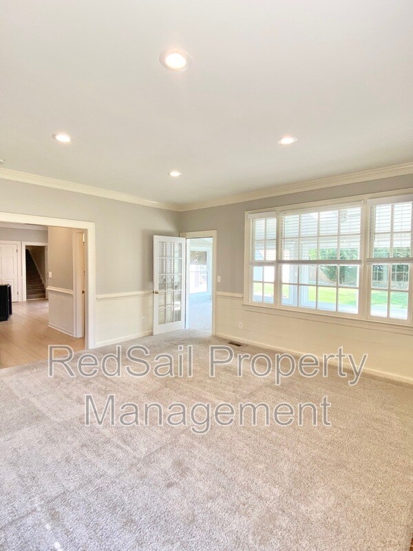 Building Photo - 3928 Oak Dr E