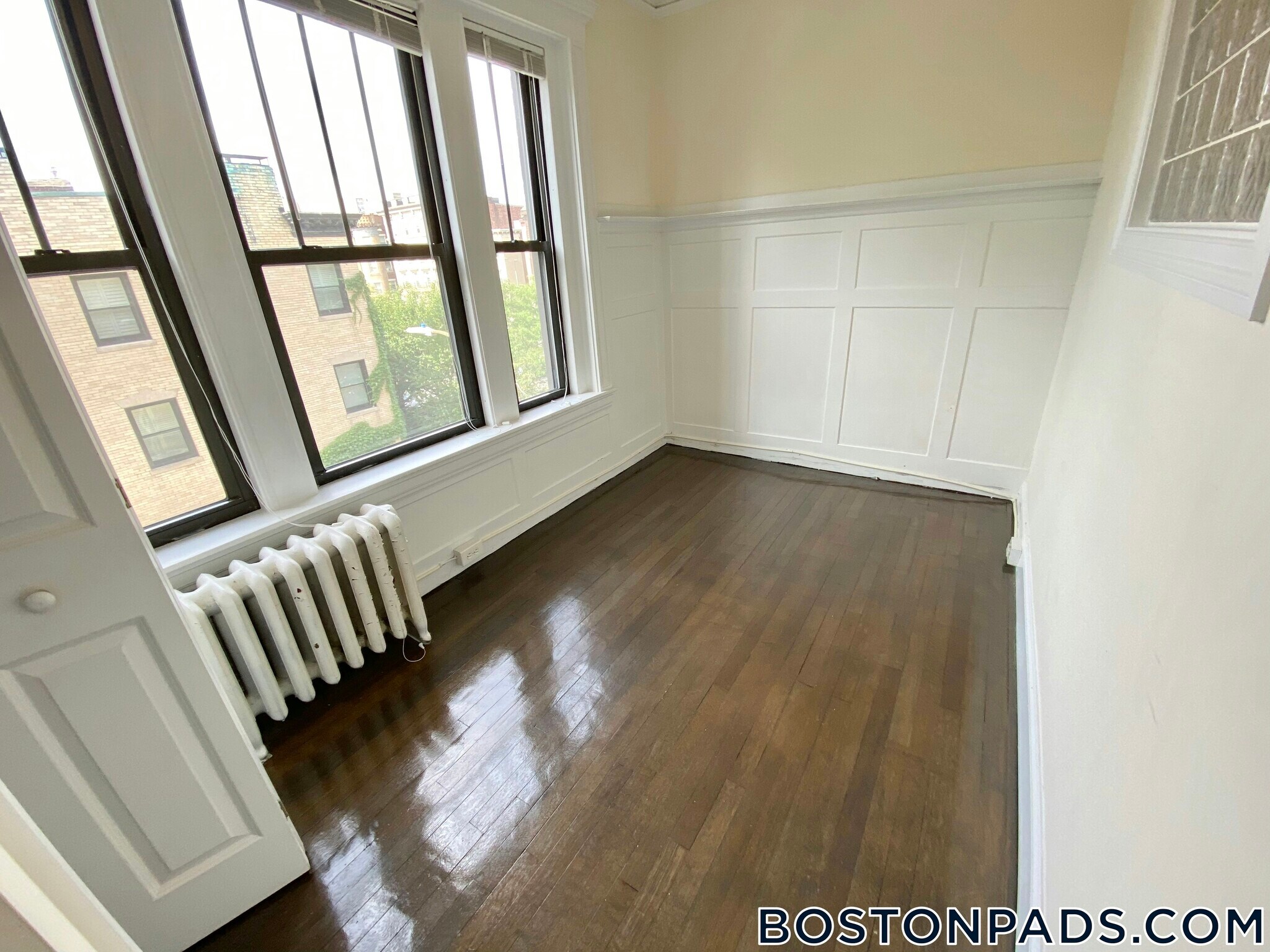 Building Photo - 452 Park Dr