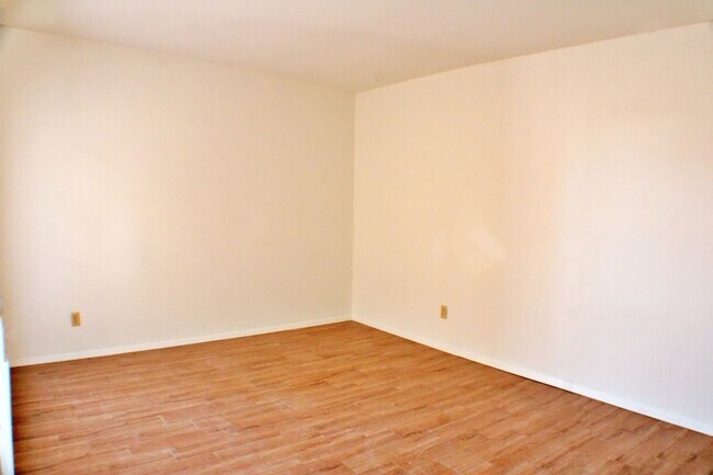 Building Photo - 3 Bedroom, 2 Bath , North-East El Paso Great house located across the street from Terrace Hills M...