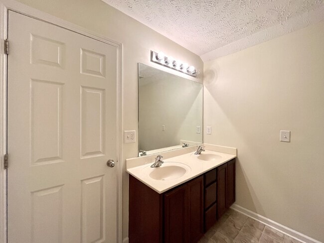 Building Photo - "Charming 3-Bedroom Home with 2.5 Baths in...