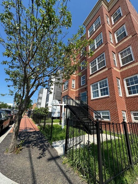 Building Photo - 911 Kennedy St NW