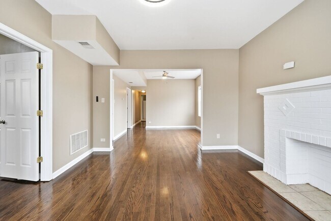 Building Photo - 8041 S Laflin St