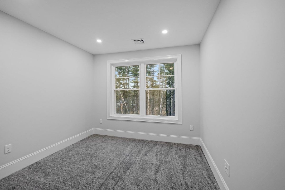Building Photo - 945 Londonderry Tpke