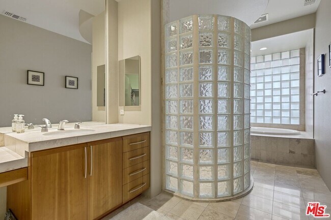 Building Photo - 50025-50021 Vía Aldea