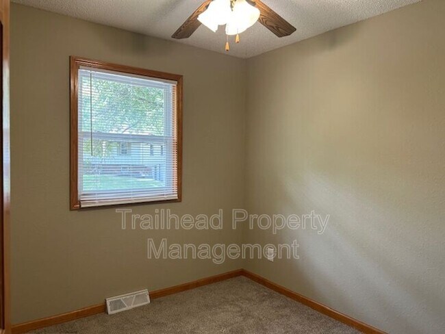 Building Photo - 401 SW Stoney Brook Ln