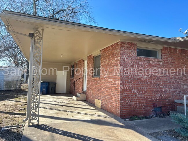 Building Photo - For Lease | Midtown Duplex | $1100 Rent