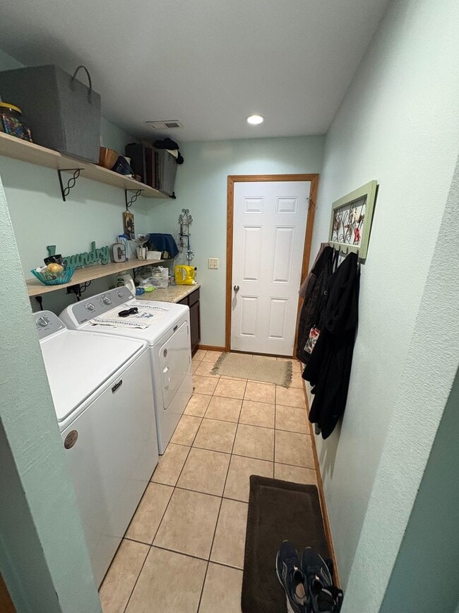 Building Photo - 3 Bedroom 2 Bathroom Duplex