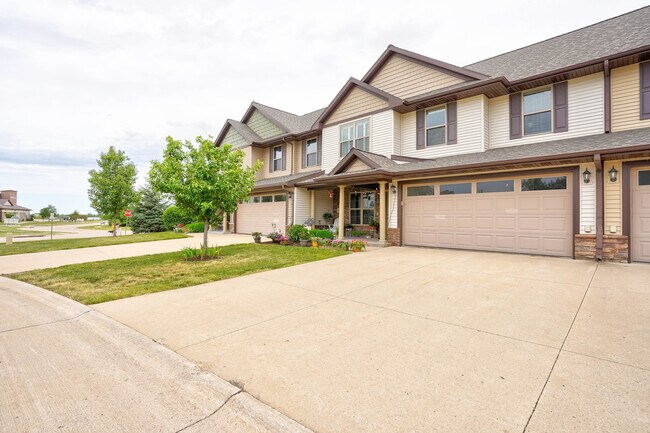 Building Photo - 402 Cambria Dr