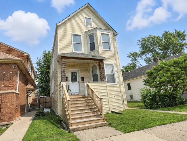 Primary Photo - 1227 Clarence Ave