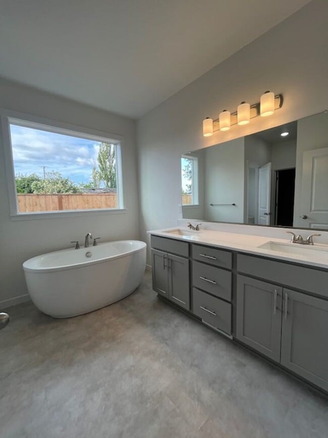 Building Photo - 3 Bedroom 2 Bath Silverton OR