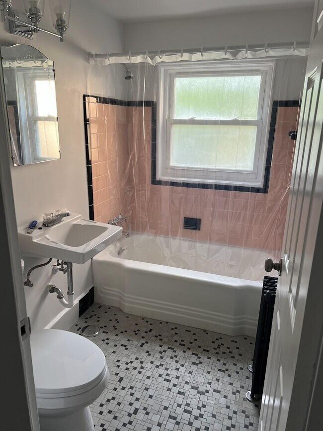 Building Photo - 1 bedroom in Chicago IL 60626