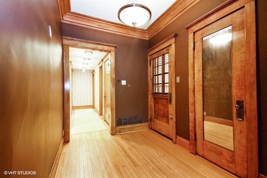 Foyer - 725 W Brompton Ave
