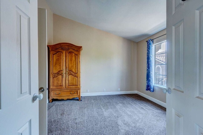 Building Photo - Spacious 2 Bedroom, 2 Bath – End Unit with...