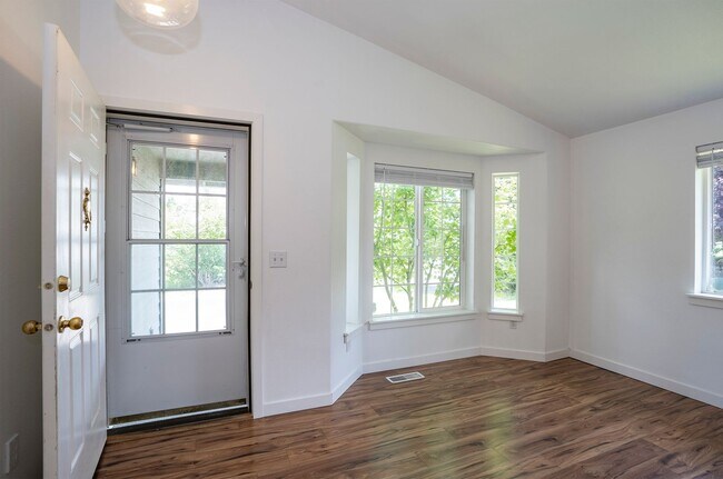 Building Photo - Exquisite 3-bedroom, 2-full bath Home in Puyallup