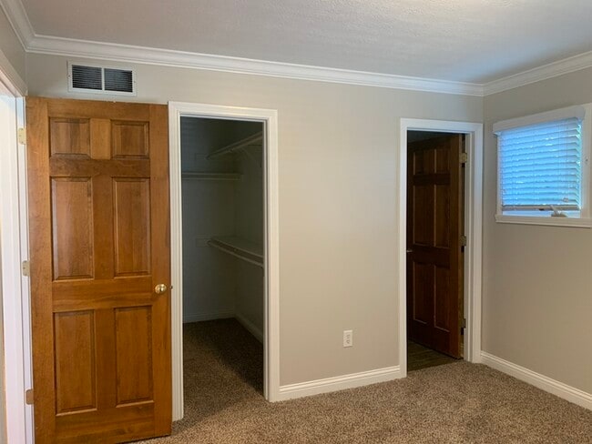 Building Photo - Awesome Carriage House in Chatham Arch!