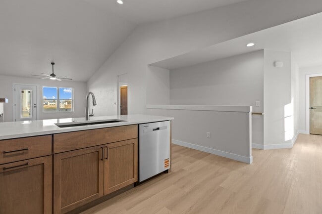 Building Photo - Beautiful New Executive Duplex