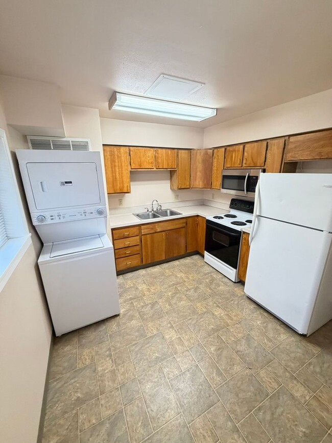 Building Photo - Newly Updated 2 Bedroom!