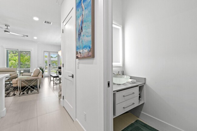 Building Photo - 4650 SE Manatee Way