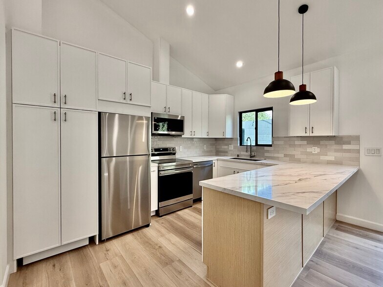 Building Photo - 619 N Vista St