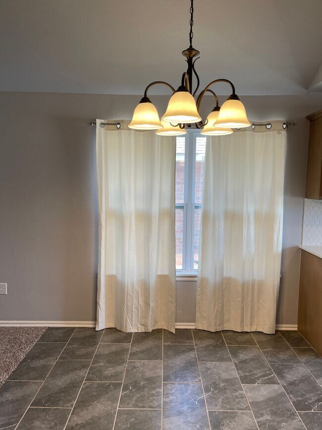 Building Photo - Mustang Schools! 3 bed 2 bath in Yukon! Built in 2020, Beautiful finishes and fenced backyard.