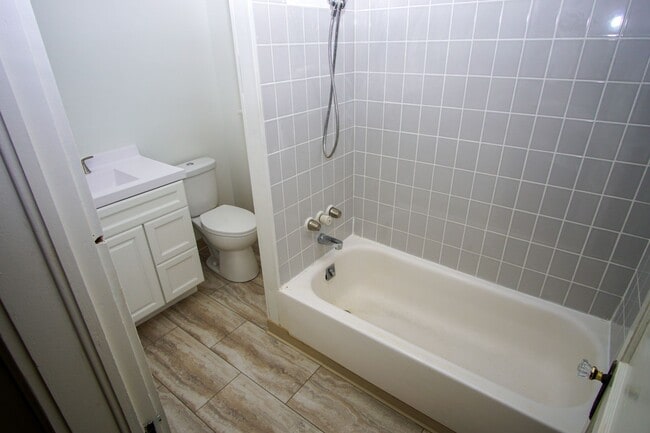 Building Photo - 3 Bedroom Spacious Kenosha Townhouse