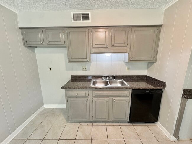 Building Photo - 5595 Briarwood Dr