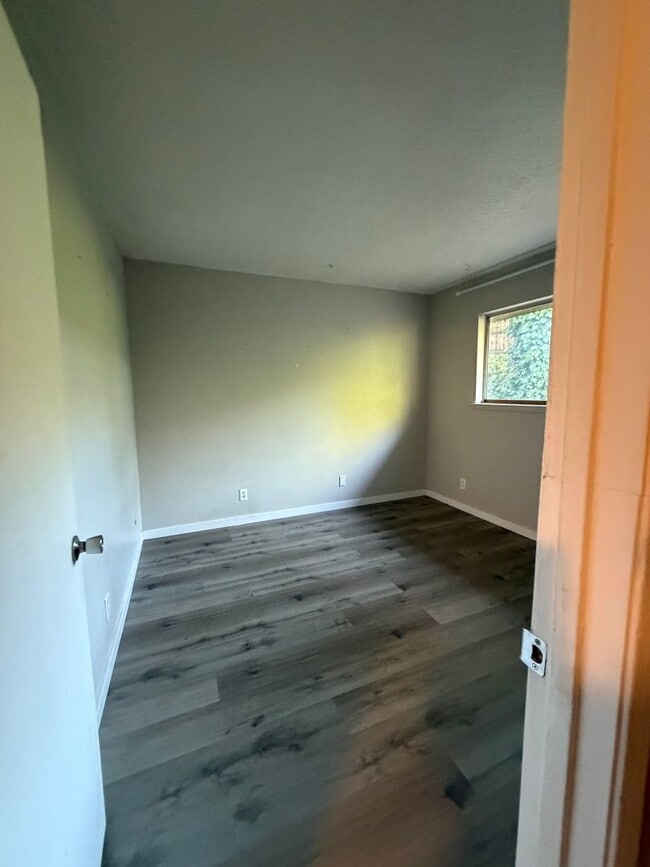 Building Photo - 3 bedroom 1 bath duplex