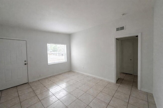 Building Photo - 1624 Queensway Rd