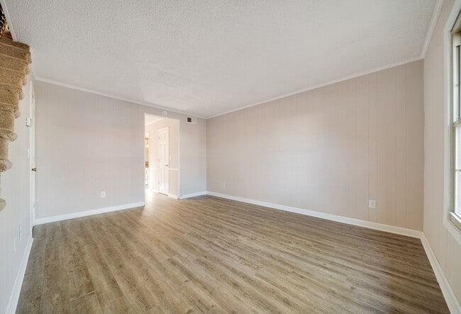 Building Photo - 930 S Water Ave