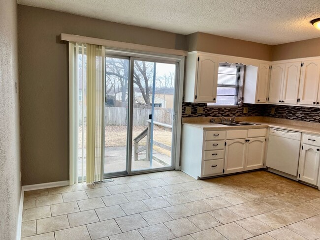 Building Photo - Spacious 3 bedroom Duplex