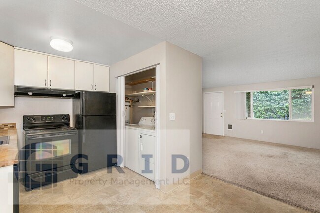 Building Photo - Two Bedroom Apartment Available - Private Yard Space - $500 MOVE IN SPECIAL!