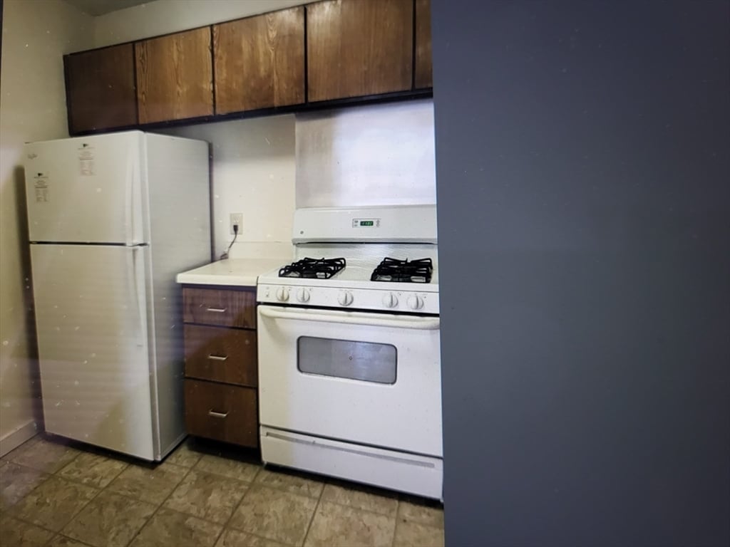 Building Photo - 77 Pond Ave