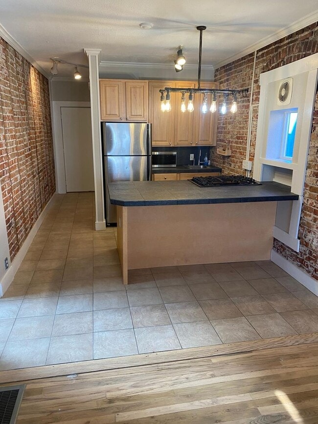 Building Photo - Cozy, charming 2 bedroom in Denver - Available June 1, 2026!