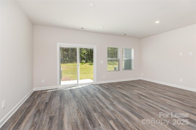 Building Photo - 4135 Smt Wds Dr