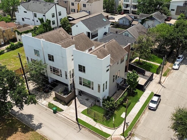 Primary Photo - 1702 Southmore Blvd