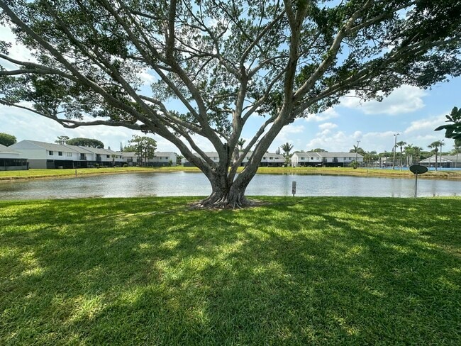 Building Photo - 2404 Seaside Dr