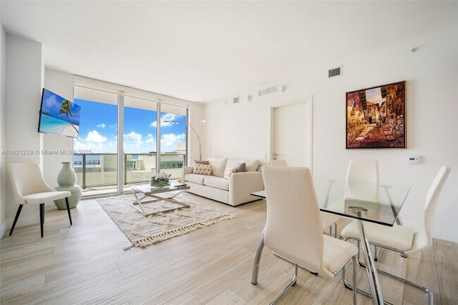 Building Photo - 1300 Brickell Bay Dr