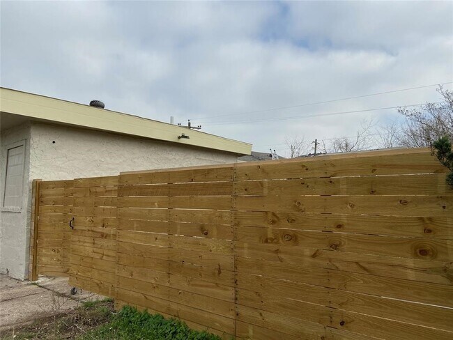 Building Photo - 12115 Segrest Dr