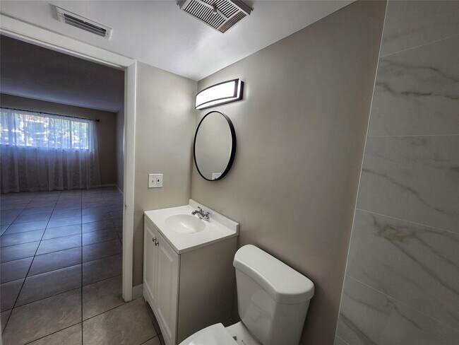 Building Photo - 545 Trace Cir