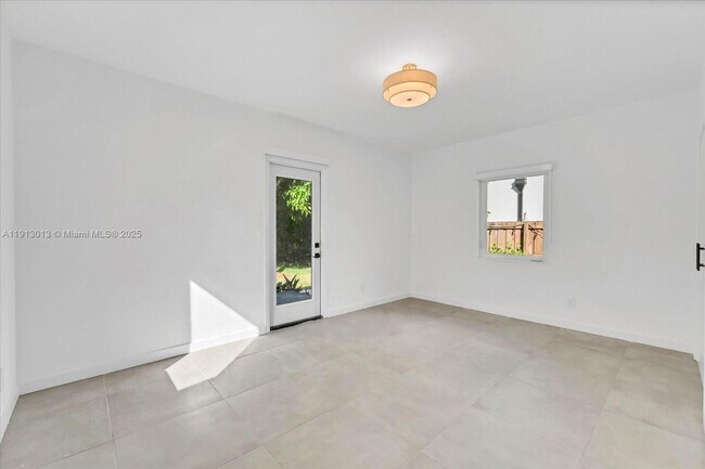 Building Photo - 863 NE 90th St