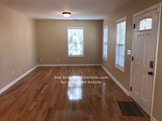 Building Photo - Adorable Cottage Available in Sylvan Park!