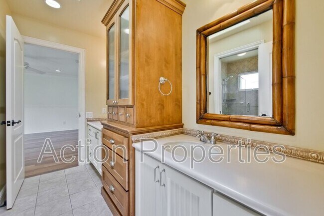 Building Photo - 450 Juanita Way
