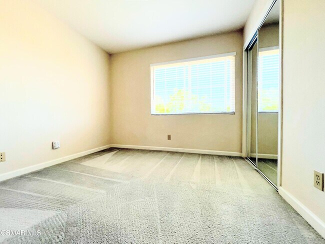 Building Photo - 893 Lindawood St